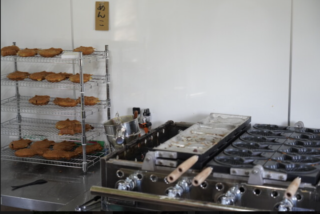 たい焼きを焼く店内の様子